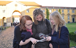 Schülerinnen vor dem Schloss