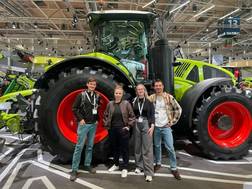 Moritz Fritschle, Gabi Waldhof, Marieke Baaken und Thomas Rellensmann stehen vor einem Traktor
