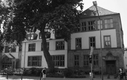 HTW-Gebäude des Fachbereichs in Schwarzweiß