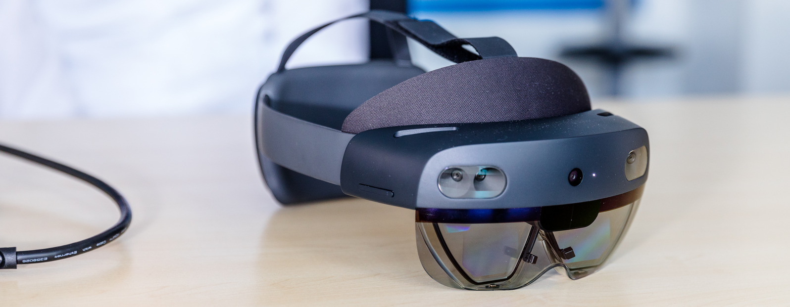 Das Bild zeigt eine HoloLens2. Das Bild zeigt eine HoloLens2.